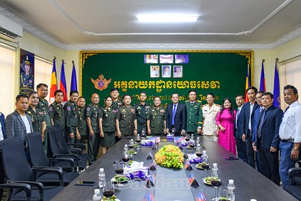 Đoàn công tác tỉnh Cà Mau thăm, chúc tết Chôl Chnăm Thmây các đơn vị quân đội tại Campuchia