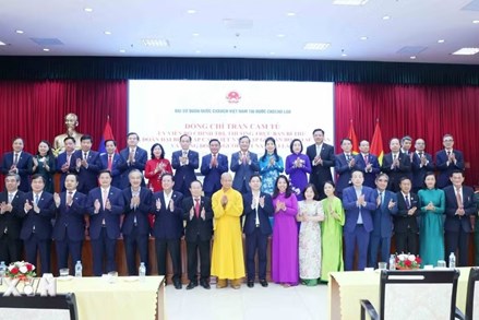 Thường trực Ban Bí thư Trần Cẩm Tú gặp gỡ cán bộ Đại sứ quán và cộng đồng người Việt tại Lào