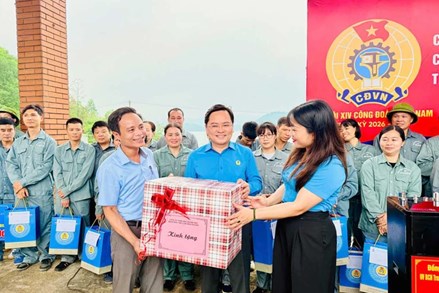 Phó Chủ tịch UBTW MTTQ Việt Nam, Chủ tịch Tổng LĐLĐ Việt Nam Nguyễn Anh Tuấn thăm, tặng quà người lao động tại Thái Nguyên