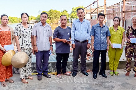 Cà Mau: Ủy ban MTTQ Việt Nam tỉnh hỗ trợ các hộ dân bị thiệt hại do sạt lở đất tại phường Tân Thành 