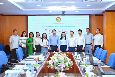 Họp Hội đồng xét trao Giải thưởng Cánh én hồng và Giải thưởng Kim Đồng