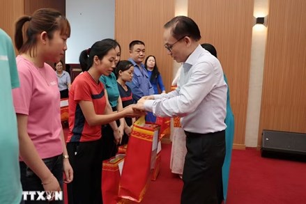 Bộ trưởng Bộ Ngoại giao Lê Hoài Trung trao quà cho gia đình chính sách, hộ nghèo và các công nhân có hoàn cảnh khó khăn tại Phú Thọ