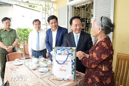 Trưởng Ban Tuyên giáo và Dân vận Trung ương Trịnh Văn Quyết tặng quà tại Huế