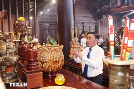 Thường trực Ban Bí thư Trần Cẩm Tú dâng hương, tưởng niệm các anh hùng, liệt sỹ tại tỉnh Điện Biên