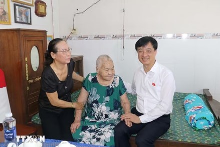 Trưởng ban Tổ chức Trung ương Nguyễn Duy Ngọc thăm, tặng quà tại thành phố Cần Thơ