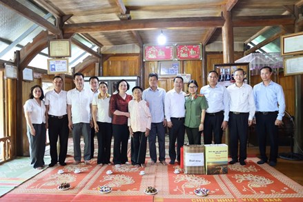 Phó Thủ tướng Phạm Thị Thanh Trà thăm, tặng quà gia đình chính sách, công nhân và hộ nghèo tại Lào Cai