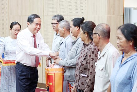 Chủ tịch Quốc hội Trần Thanh Mẫn thăm, tặng quà gia đình chính sách, công nhân, người lao động tỉnh An Giang