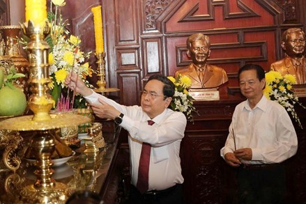 Chủ tịch Quốc hội Trần Thanh Mẫn dâng hương tưởng niệm Chủ tịch Hồ Chí Minh và tri ân người có công tại An Giang