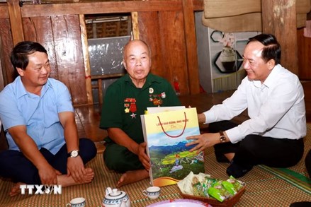 Trưởng Ban Tuyên giáo và Dân vận Trung ương Trịnh Văn Quyết tri ân các gia đình chính sách ở Tuyên Quang