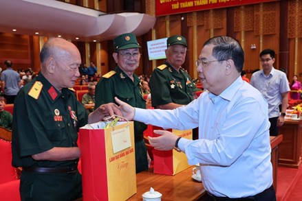 Phó Thủ tướng Thường trực Phạm Gia Túc thăm, tặng quà người có công, công nhân, người lao động tỉnh Quảng Ninh