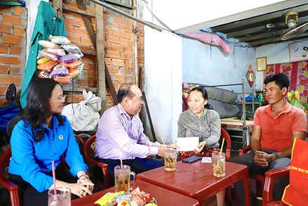 Cần Thơ: Thường trực Ủy ban MTTQ Việt Nam thành phố thăm, tặng quà công nhân bị tai nạn lao động 