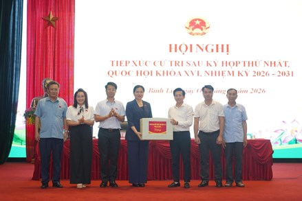 Phó Chủ tịch - Tổng Thư ký Hà Thị Nga tiếp xúc cử tri xã Bình Lư, tỉnh Lai Châu