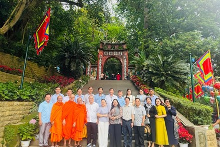 Đoàn công tác Ủy ban MTTQ Việt Nam thành phố Cần Thơ dâng hương tại Đền Hùng