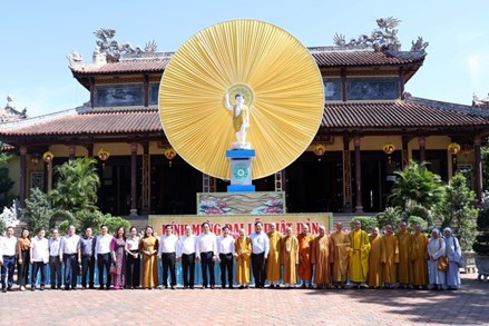 Phó Thủ tướng Nguyễn Văn Thắng chúc mừng Đại lễ Phật đản tại Huế