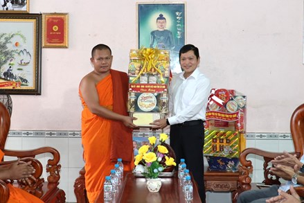 Tây Ninh: Ủy ban MTTQ Việt Nam tỉnh chúc mừng Lễ Phật đản tại chùa Kà Ốt