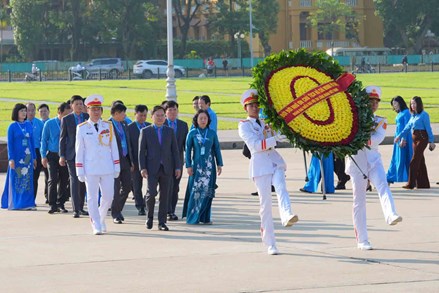 Đoàn đại biểu dự Đại hội XIV Công đoàn Việt Nam vào Lăng viếng Chủ tịch Hồ Chí Minh