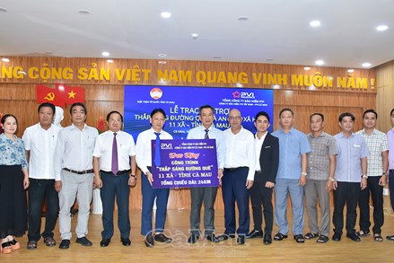 Cà Mau: Ủy ban MTTQ Việt Nam tỉnh trao tài trợ công trình 'Thắp sáng đường quê' cho 11 xã trên địa bàn tỉnh