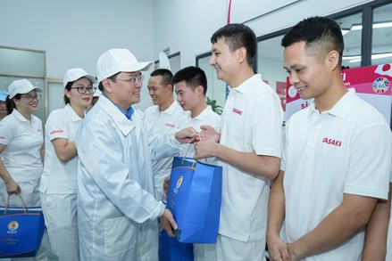 Tổng Liên đoàn Lao động Việt Nam tặng quà cho công nhân lao động tại Bắc Ninh 