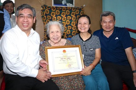 Thành phố Hồ Chí Minh: Chủ tịch Ủy ban MTTQ Việt Nam thành phố thăm, chúc thọ người cao tuổi 