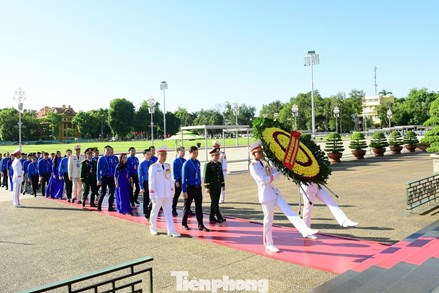 Đại biểu dự Đại hội Đoàn toàn quốc lần thứ XIII báo công dâng Bác