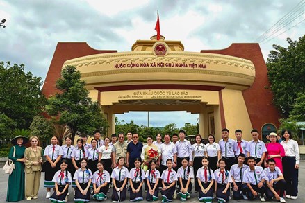 Đoàn Trường song ngữ Lào - Việt Nam Nguyễn Du trải nghiệm văn hóa, lịch sử Việt Nam