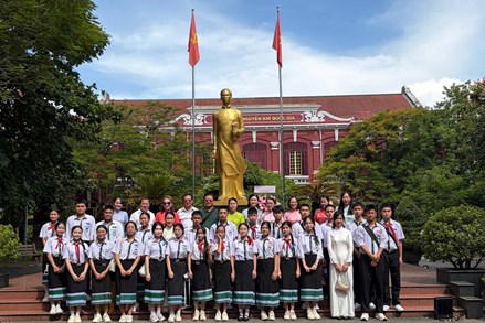 Thắm tình hữu nghị Việt Nam - Lào thông qua hoạt động giáo dục