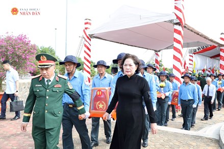 Phó Chủ tịch Quốc hội Nguyễn Thị Hồng dự Lễ truy điệu và an táng 68 hài cốt liệt sĩ tại Đồng Tháp
