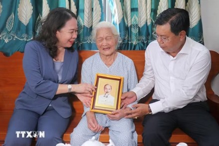 Phó Chủ tịch nước thăm, tặng quà gia đình chính sách, người có công tại An Giang
