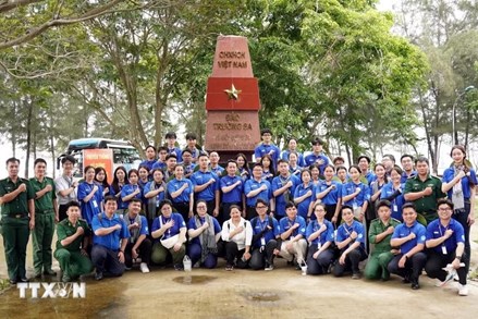 Du học sinh chung tay xây dựng công trình thiện nguyện tại xã đảo