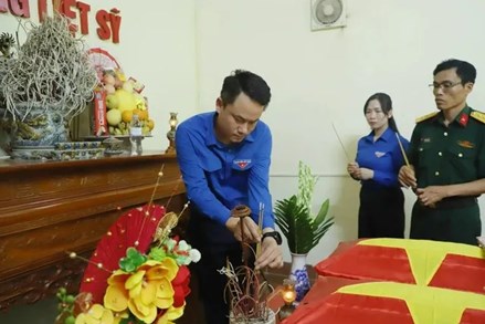 Trung ương Đoàn TNCS Hồ Chí Minh dâng hương Đền thờ các Anh hùng liệt sĩ mặt trận Vị Xuyên