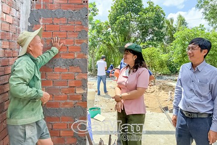 Cà Mau: Ủy ban MTTQ Việt Nam tỉnh kiểm tra tiến độ xây dựng nhà Đại đoàn kết tại xã Châu Thới và Hưng Hội