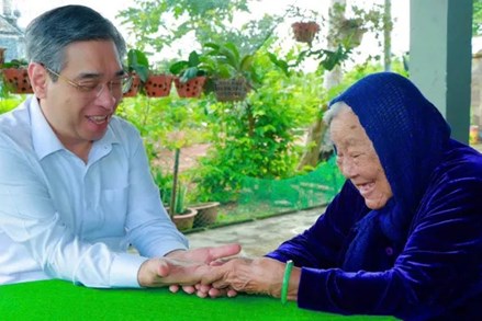 Thành phố Hồ Chí Minh: Chủ tịch Ủy ban MTTQ Việt Nam thành phố thăm, tri ân Mẹ Việt Nam Anh hùng