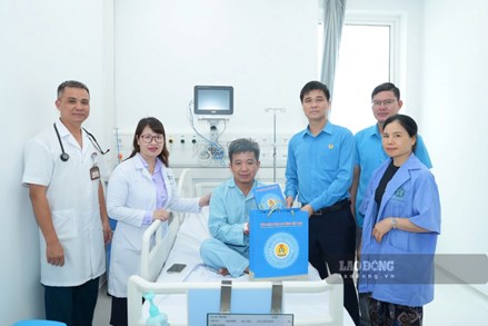 Đoàn công tác của Tổng LĐLĐ Việt Nam thăm hỏi, động viên công nhân vụ ngộ độc khí