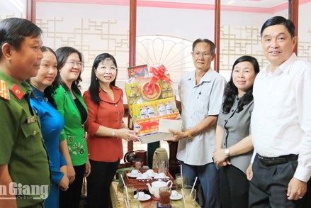 An Giang: Ủy ban MTTQ Việt Nam tỉnh thăm gia đình người có công tại phường Long Xuyên