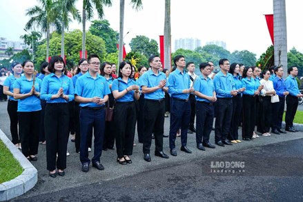 Tổng LĐLĐ Việt Nam dâng hương tưởng niệm các vị tiền bối cách mạng, các anh hùng liệt sĩ