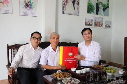 Phó Chủ tịch Cao Xuân Thạo tri ân liệt sĩ, gia đình chính sách tỉnh Điện Biên