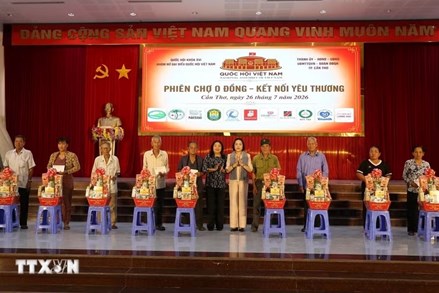 Hơn 3,7 tỷ đồng tri ân người có công, tiếp sức học sinh vượt khó