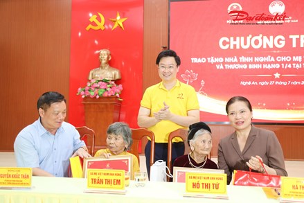 Phó Chủ tịch - Tổng thư ký Hà Thị Nga trao tặng nhà ở tri ân Mẹ Việt Nam Anh hùng, thương binh nặng tại Nghệ An