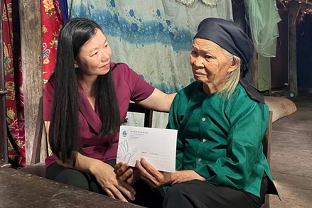 Trung ương Hội LHPN Việt Nam thăm, tặng quà gia đình chính sách tại Cao Bằng