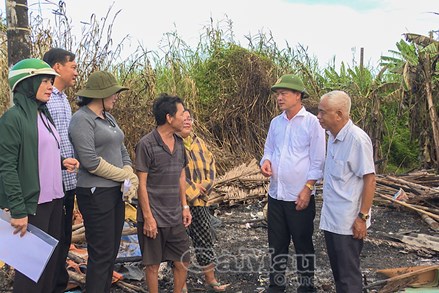Cà Mau: Ủy ban MTTQ Việt Nam tỉnh hỗ trợ hai hộ dân có nhà bị cháy hoàn toàn