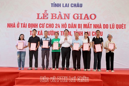 Lai Châu: Bàn giao nhà ở tái định cư cho 24 hộ dân bị mất nhà do lũ quét tại xã Mường Than