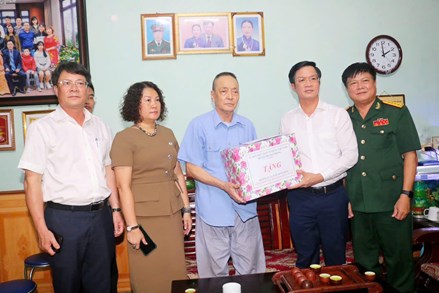 Hải Phòng: Chủ tịch Ủy ban MTTQ Việt Nam thành phố thăm, tặng quà nạn nhân chất độc da cam