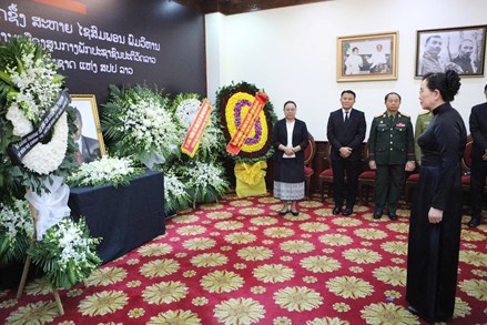 Trung ương Hội LHPN Việt Nam viếng Chủ tịch Quốc hội Lào Xaysomphone Phomvihane