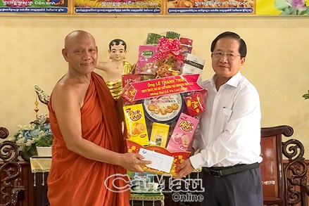 Cà Mau: Ủy ban MTTQ Việt Nam tỉnh thăm, tặng quà chùa Monivongsa Bopharam nhân dịp lễ Vu Lan