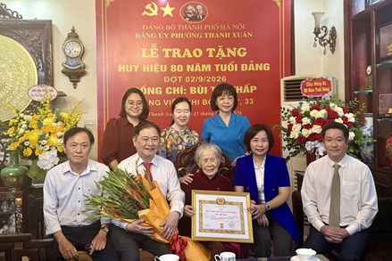 Hà Nội: Chủ tịch Ủy ban MTTQ Việt Nam thành phố trao Huy hiệu 80 năm tuổi Đảng tặng cụ Bùi Thị Thấp