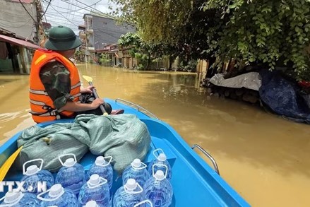 Lực lượng vũ trang xuyên đêm giúp dân khắc phục hậu quả mưa lũ tại Lạng Sơn