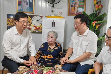 Phó Chủ tịch Cao Xuân Thạo trao quà tri ân Mẹ Việt Nam Anh hùng Nguyễn Thị Kim Loan