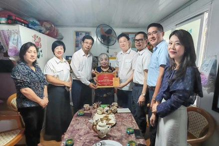 Phó Chủ tịch Cao Xuân Thạo trao quà tri ân Mẹ Việt Nam Anh hùng Nguyễn Thị Kim Loan