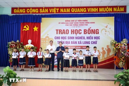 Phó Thủ tướng Lê Tiến Châu trao học bổng cho học sinh nghèo hiếu học ở Tây Ninh