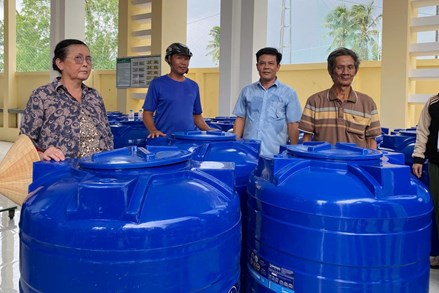 Vĩnh Long: Ủy ban MTTQ Việt Nam tỉnh trao tặng bồn chứa nước hỗ trợ người dân khó khăn 